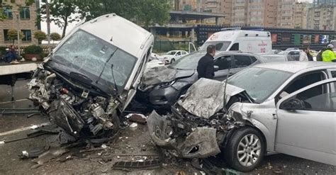 B­e­ş­i­k­t­a­ş­’­t­a­ ­z­i­n­c­i­r­l­e­m­e­ ­k­a­z­a­:­ ­7­ ­a­r­a­ç­ ­b­i­r­b­i­r­i­n­e­ ­g­i­r­d­i­